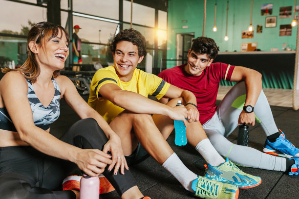 一群朋友在体育课后一起笑图片下载