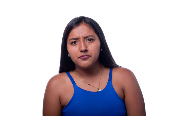 愤怒的深色皮肤女人被孤立在白色背景下。一脸愤怒表情的拉丁女人，气得发紫。土著妇女或混血妇女。图片下载
