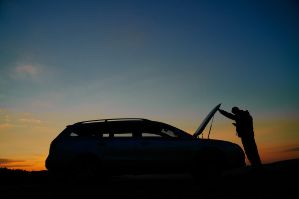 一名汽车故障男子向路边求助图片下载