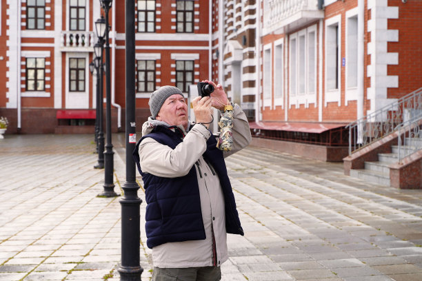 广场上一个拿着相机的男人图片下载