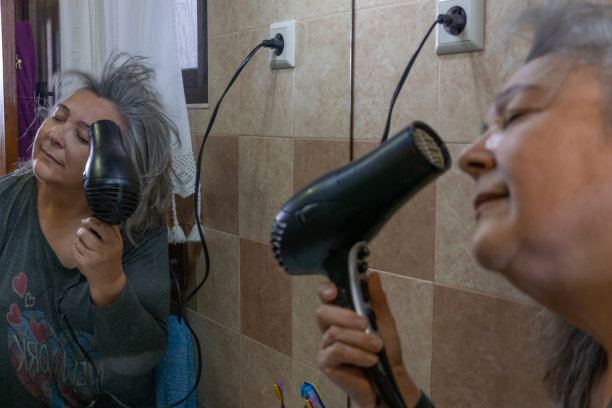 一位老妇人在吹头发图片下载