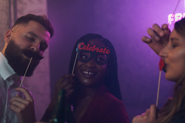 一群快乐的朋友在俱乐部的派对上跳舞图片下载