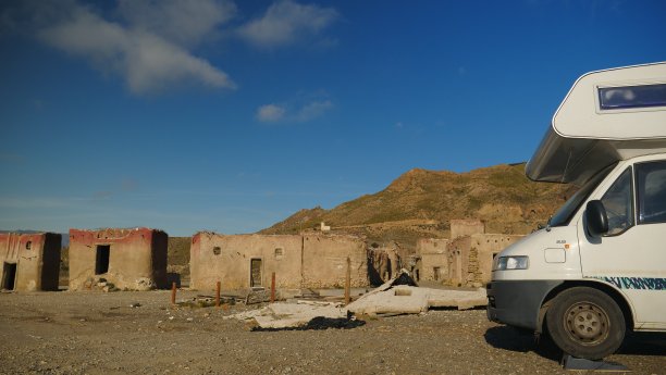 西班牙阿哈米拉山脉电影拍摄现场的大篷车图片下载