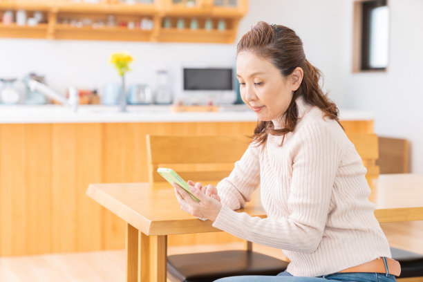 使用智能手机的老年妇女图片下载