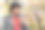 一名戴着帽子、穿着大衣的男子的肖像，在公园的户外抽着烟筒。图片下载