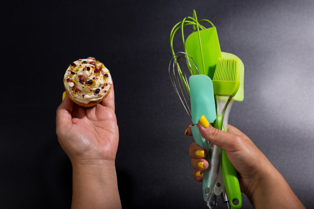 做糕点食品。女性手握糖果工具。在家做蛋糕。图片下载