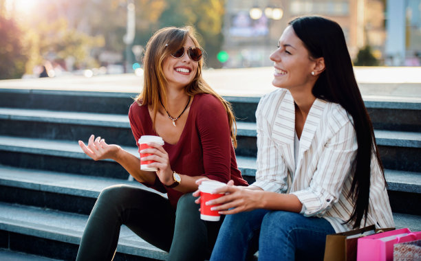 购物后的咖啡休息时间。女孩们在城里玩得很开心。消费、时尚、生活方式图片下载