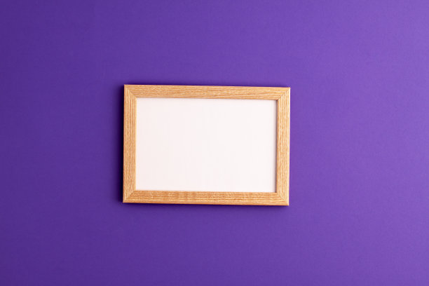 木制框架与白色的纸在充满活力的紫色背景。万圣节节日礼物快乐的生日概念与空间为您的文本模板平铺图片下载
