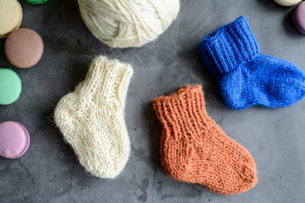 小羊毛手工婴儿袜，灰色背景图片下载