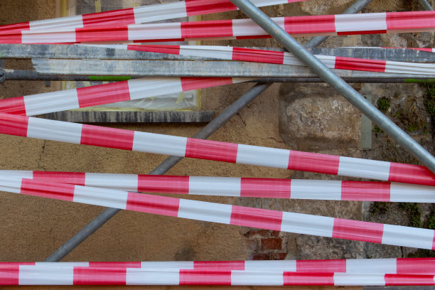 脚手架上缠着红白相间的隔离带图片下载