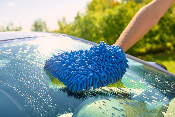 用软布清洗汽车玻璃图片下载