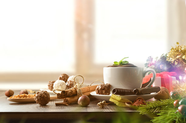 热巧克力在圣诞装饰的桌子与糖果的正面视图图片下载