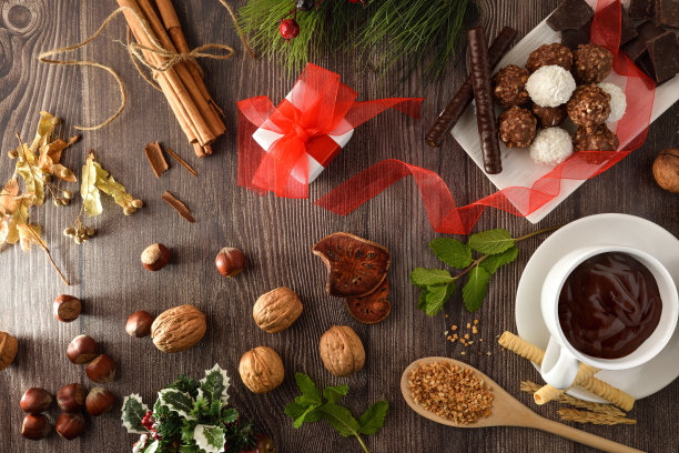 桌上放着巧克力和自制的圣诞糖果和坚果图片下载