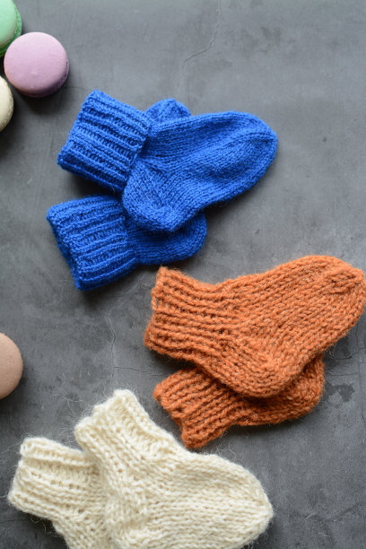 小羊毛手工婴儿袜，灰色背景图片下载