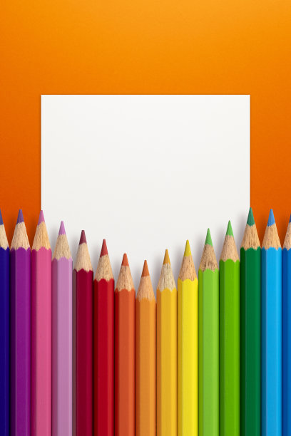 纸笔记和铅笔在橙色的垂直背景图片下载