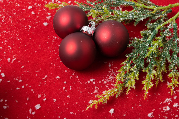 水平圣诞节装饰在红色背景和雪图片下载