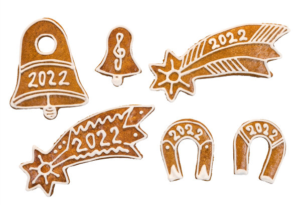 套烤姜饼为幸运的2022年新年孤立在白色背景图片下载