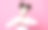 女孩在爱中微笑，用手展示心形符号和形状图片下载