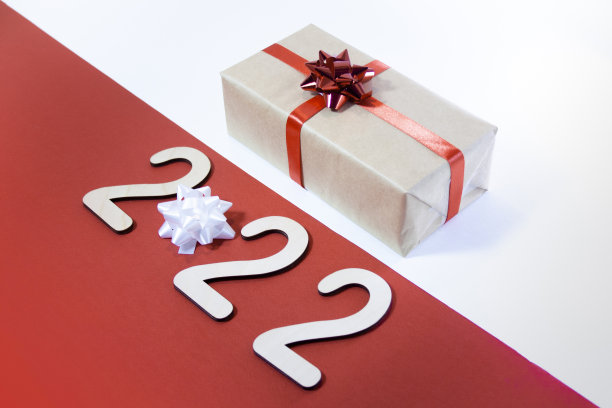 红色背景上是数字2022，松鼠背景上是礼物图片下载