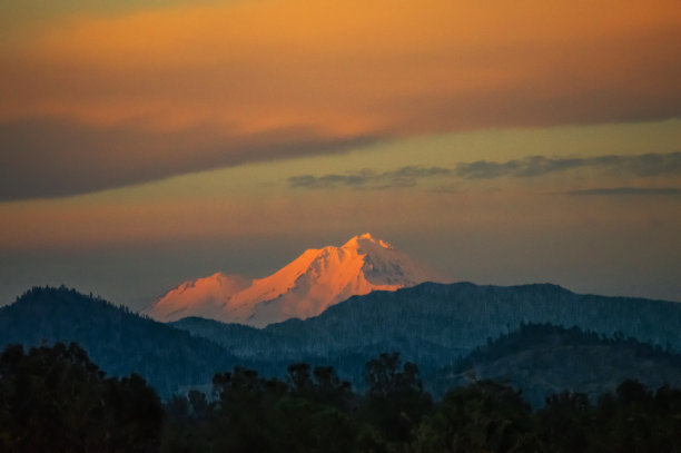 日落时的沙斯塔山图片下载