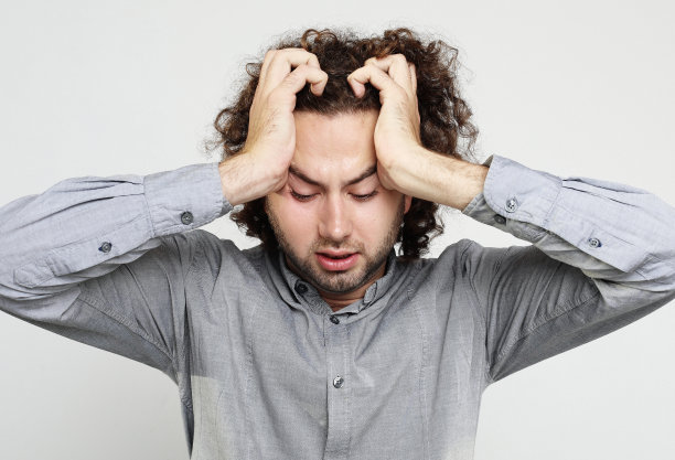 生活方式，健康和人的概念:接近沮丧的年轻人的头在手图片下载