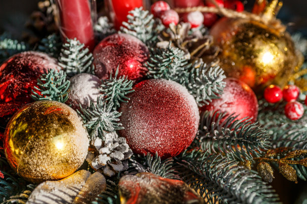 圣诞快乐，可爱的节日装饰凑近，漂亮的新年玩具。为圣诞市场准备的玻璃圣诞球。图片下载