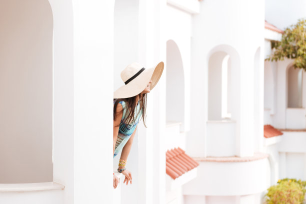 阳台上的女人的侧视图图片下载