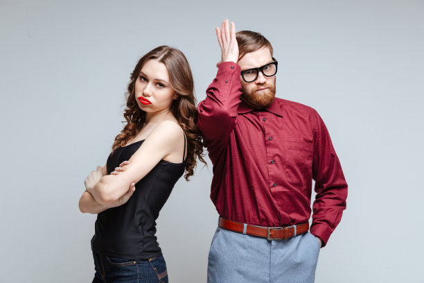 不高兴的女人与男书呆子图片下载