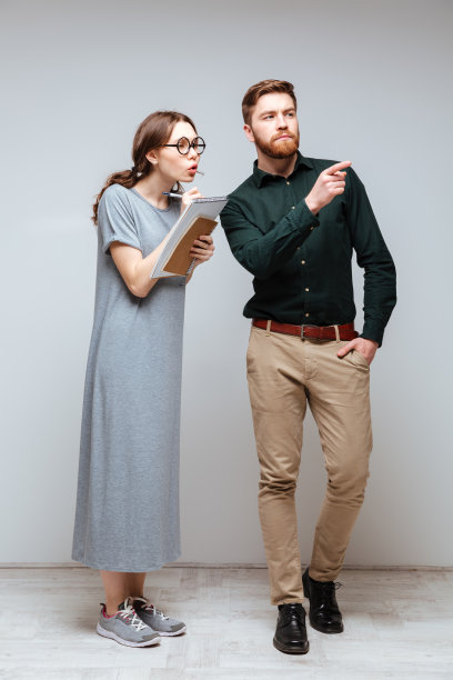 女宅男和大胡子男朝前看图片下载