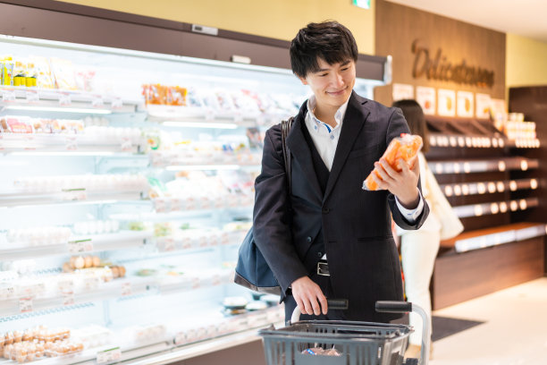 在超级市场购物的年轻商人图片下载