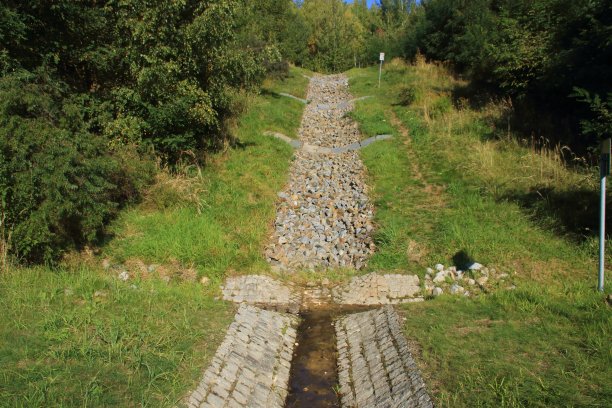 通往贝尔兹多夫湖的雨水排水系统图片下载