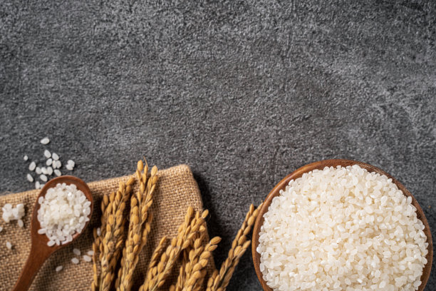 碗里盛着白米饭，桌子背景为黑色。图片下载