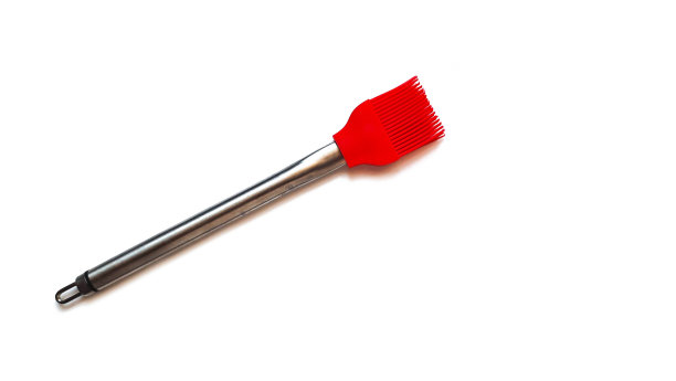 在白色背景上涂油烘烤的刷子图片下载