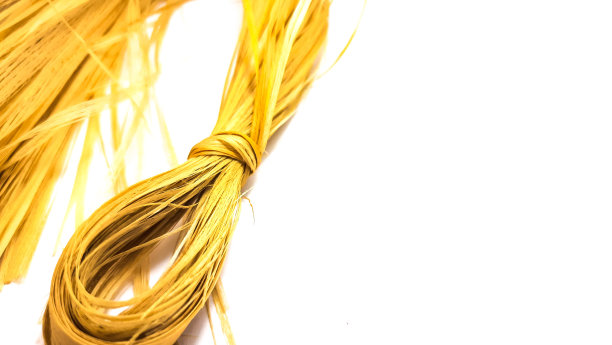 在白色的背景上用毛巾洗个澡图片下载