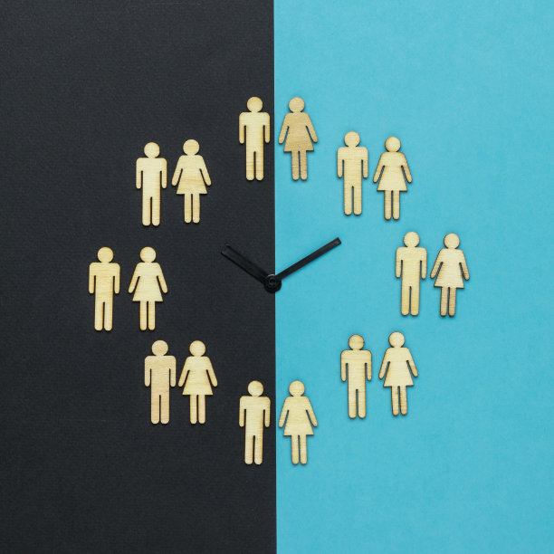 蓝色和黑色背景下由一对对男女组成的手表。改变时区和世代的概念。图片下载