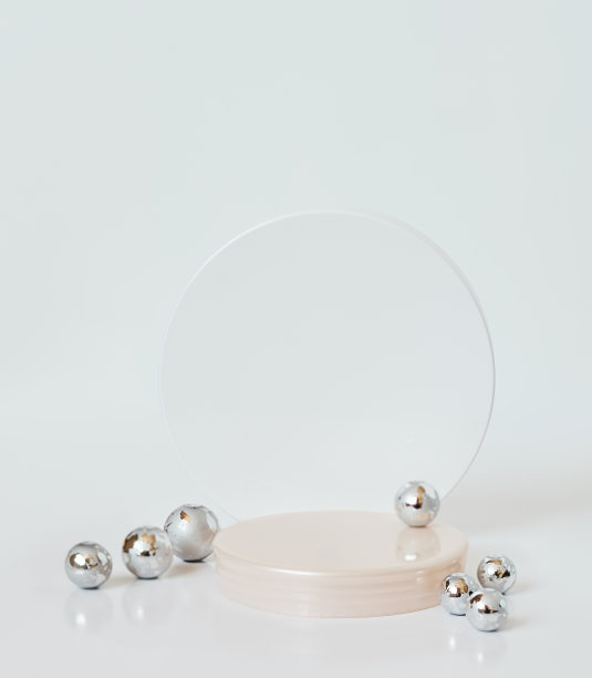 圆形讲台上的银球为产品广告图片下载