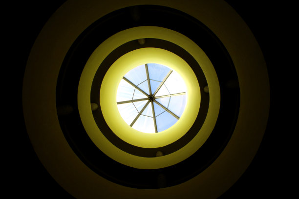 从一个新建筑的天窗下观看的抽象构图图片下载