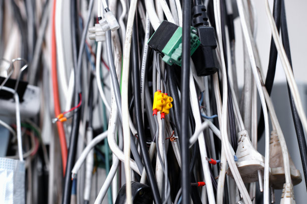 许多用过的电线挂在一起。背景图片下载