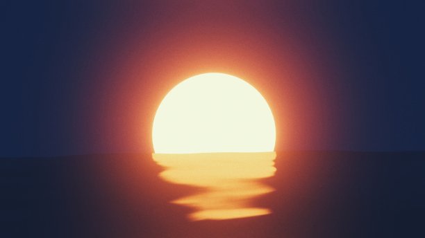 Beautiul日落。阳光在水中的反射。图片下载