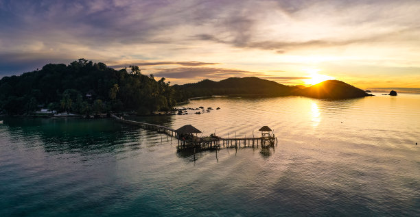 木制海滩酒吧在海和小屋在码头上的koh Mak岛，泰国特叻图片下载