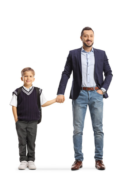 父亲和儿子穿着校服，手牵着手的全身肖像图片下载