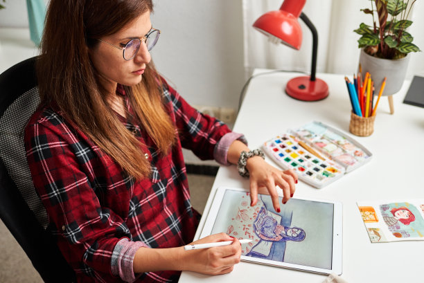 白人女性艺术家插图画家绘画与触控数字平板电脑与手写笔图片下载
