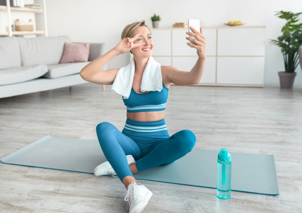 中年妇女在家政训练后微笑自拍图片下载