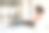 非裔美国女士在卧室使用笔记本电脑的侧视图图片下载
