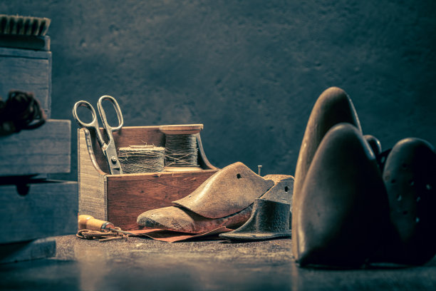 传统的鞋匠车间与工具，鞋带和鞋子。图片下载