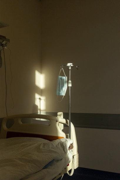 有一张床和一个面罩的医院病房图片下载