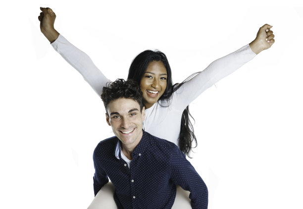 年轻夫妇站在一起，在工作室的白色背景图片下载