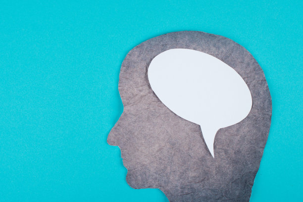 用杂乱的纸做的脸部剪影，白色的语音气泡，文本的复制空间，交流，象征图片下载