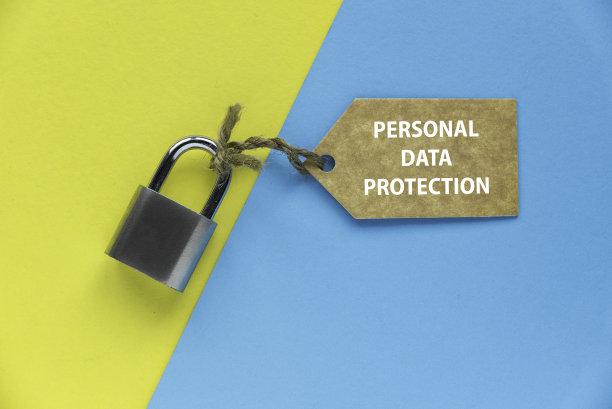 黄色和蓝色背景上写有“个人资料保护”字样的标签上附有号码的挂锁。图片下载