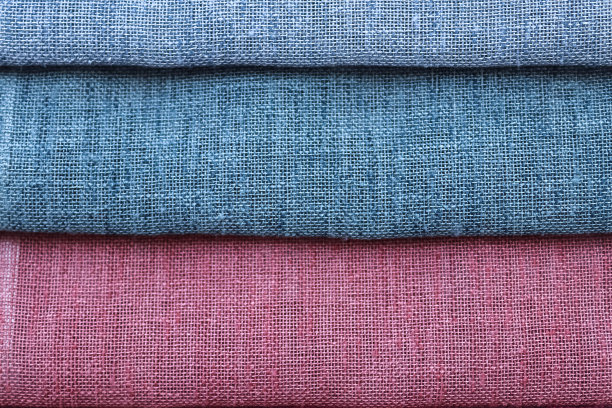 在面料市场发现的不同颜色的布料和面料样品的详细的近距离观察图片下载